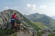 85 Bella crocetta su roccia con vista in Cima degli Agnelli e verso Cima Foppazzi e Grem